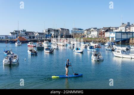 Mann-Paddleboarding in Portrush Harbour, Portrush (Port Rois), County Antrim, Nordirland, Vereinigtes Königreich Stockfoto