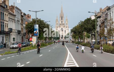 Laeken, Belgien, Brüssel - 09 24 2021: Kleine Kinder und Familien aller Kulturen fahren mit dem Fahrrad auf der Avenue de la reine Stockfoto