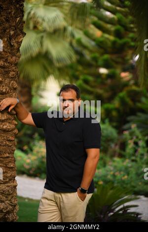Schöner Mann mittleren Alters im Freien Porträt in einem Park. Stockfoto