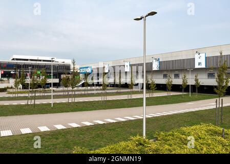 Evere, Region Brüssel-Hauptstadt, Belgien - 20 09 2021: Eingang und Schild des Sporteinkaufszentrums Decathlon Stockfoto