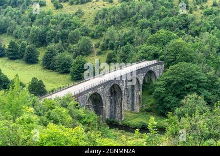 Luftaufnahme des Grabstein-Viadukts, das Teil des Monsal Trail in Derbyshire, Großbritannien, ist Stockfoto