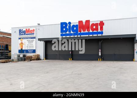 Evere, Region Brüssel-Hauptstadt, Belgien - 20 09 2021: Hangar für den Verbraucher- und Industrieeinsatz des Unternehmens BigMat Stockfoto