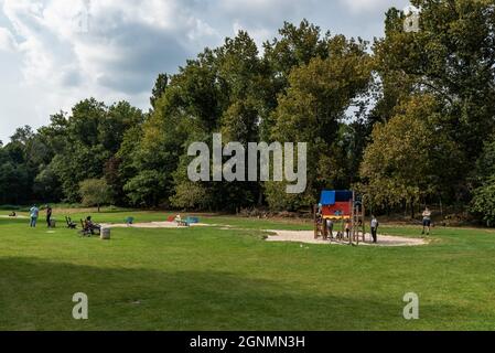 Evere, Region Brüssel-Hauptstadt, Belgien - 20 09 2021: Familien mit kleinen Kindern spielen auf den grünen Feldern des Stadtparks Stockfoto