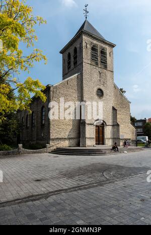 Evere, Region Brüssel-Hauptstadt, Belgien - 20 09 2021: Backsteinkirche auf dem Marktplatz Stockfoto