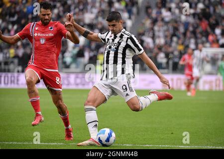 Turin, Italien. September 2021. Antonio Candreva von UC Sampdoria und Alvaro Morata von Juventus FC treten beim Fußballspiel der Serie A 2021/2022 zwischen Juventus FC und US Sampdoria am 26. September 2021 im Juventus-Stadion in Turin (Italien) um den Ball an. Foto Federico Tardito/Insidefoto Kredit: Insidefoto srl/Alamy Live News Stockfoto