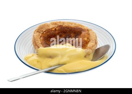 Ein ganzer Bakewell Pudding auf einem Teller - weißer Hintergrund Stockfoto