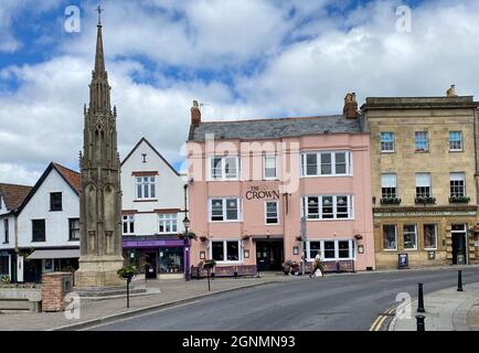 Glastonbury, Vereinigtes Königreich - 25. Juni 2021 : die Haupteinkaufsstraße in Glastonbury ist die Heimat vieler spiritueller und mystischer Geschäfte, die das widerspiegeln Stockfoto