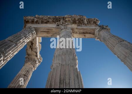 Bergama, Izmir, Türkei. September 2021. Die Akropolis von Pergamon war die Hauptstadt der hellenistischen Attalidendynastie, ein wichtiges Zentrum des Lernens in der Antike. Monumentale Tempel, Theater, Stoa oder Portikus, Turnhalle, Altar und Bibliothek wurden in das abfallende Gelände von einer ausgedehnten Stadtmauer umgeben gesetzt. (Bild: © Uygar Ozel/ZUMA Press Wire) Stockfoto