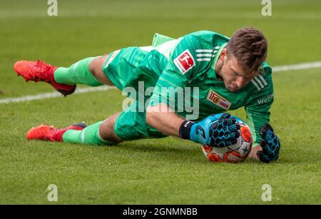 Berlin, Deutschland. September 2021. Fußball: Bundesliga, 1. FC Union Berlin - Arminia Bielefeld, Matchday 6, an der Alten Försterei. Torwart Andreas Luthe von der Union Berlin fängt einen Ball am Boden. Quelle: Andreas Gora/dpa - WICHTIGER HINWEIS: Gemäß den Bestimmungen der DFL Deutsche Fußball Liga und/oder des DFB Deutscher Fußball-Bund ist es untersagt, im Stadion und/oder vom Spiel aufgenommene Fotos in Form von Sequenzbildern und/oder videoähnlichen Fotoserien zu verwenden oder zu verwenden./dpa/Alamy Live News Stockfoto