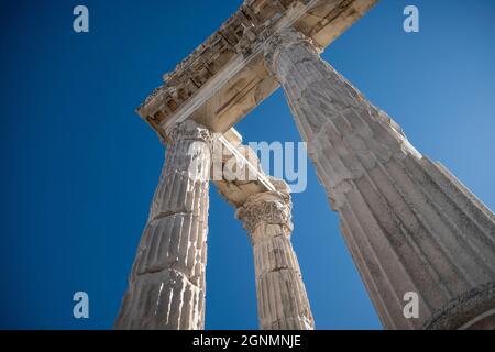 Bergama, Izmir, Türkei. September 2021. Die Akropolis von Pergamon war die Hauptstadt der hellenistischen Attalidendynastie, ein wichtiges Zentrum des Lernens in der Antike. Monumentale Tempel, Theater, Stoa oder Portikus, Turnhalle, Altar und Bibliothek wurden in das abfallende Gelände von einer ausgedehnten Stadtmauer umgeben gesetzt. (Bild: © Uygar Ozel/ZUMA Press Wire) Stockfoto