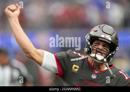 Inglewood, Usa. September 2021. Tom Brady, Quarterback von Tampa Bay Buccaneers, schreit vor dem Spiel gegen die Los Angeles Rams im SoFi Stadium am Sonntag, den 26. September 2021 in Inglewood, Kalifornien, vor den Bucs-Fans. Foto von Jon SooHoo/UPI Credit: UPI/Alamy Live News Stockfoto