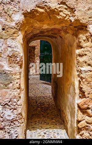 Zugangstor zu den Zinnen einer alten spanischen Burg, durch die Soldaten eintraten, um sie vor Feinden zu schützen. Stockfoto