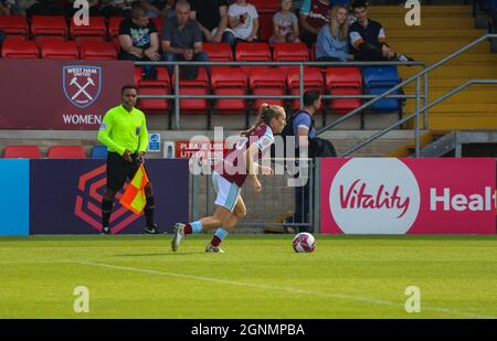 London, Großbritannien. September 2021. Lucy Parker (15 West Ham Utd) in Aktion während des Barclays FA Womens Super League Spiels zwischen West Ham United und Leicester City im Chigwell Construction Stadium in London, England Credit: SPP Sport Press Foto. /Alamy Live News Stockfoto