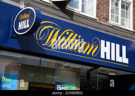London, Großbritannien. September 2021. William Hill Logo an einer ihrer Filialen. (Bild: © Dinendra Haria/SOPA Images via ZUMA Press Wire) Stockfoto
