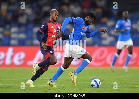 Neapel, Italien. September 2021. Napoli's Mittelfeldspieler Andre Anguissa und Cagliari's Stürmer Keita Balde in Aktion während SSC Napoli vs Cagliari Calcio, Italienische Fußballserie A Spiel in Neapel, Italien, September 26 2021 Kredit: Unabhängige Fotoagentur/Alamy Live Nachrichten Stockfoto