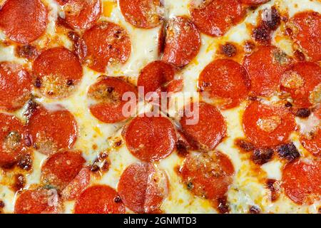Nahaufnahme einer leckeren Paperoni-Pizza. Blick von oben auf Paperoni Pizza. Konzept für italienisches Essen, Street Food, Fast Food, Quick Bite Stockfoto