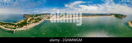 Luftaufnahme über das Dorf und die Bucht von São Martinho do Porto, Westportugal Stockfoto