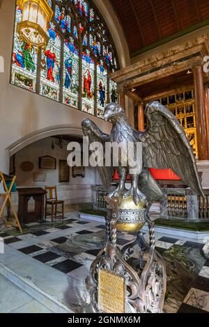 Adlerpult am Holy Trinity Sloane Square, einer großen anglikanischen Kirche in der Sloane Street im Royal Borough of Kensington & Chelsea, im Zentrum von London SW1 Stockfoto