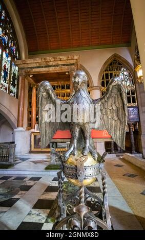 Adlerpult am Holy Trinity Sloane Square, einer großen anglikanischen Kirche in der Sloane Street im Royal Borough of Kensington & Chelsea, im Zentrum von London SW1 Stockfoto