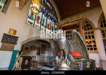 Adlerpult am Holy Trinity Sloane Square, einer großen anglikanischen Kirche in der Sloane Street im Royal Borough of Kensington & Chelsea, im Zentrum von London SW1 Stockfoto