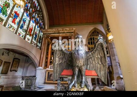 Adlerpult am Holy Trinity Sloane Square, einer großen anglikanischen Kirche in der Sloane Street im Royal Borough of Kensington & Chelsea, im Zentrum von London SW1 Stockfoto