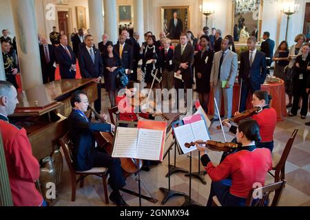 Präsident Barack Obama und Gäste hören Yo-Yo Ma im Anschluss an die Preisverleihung der Presidential Medal of Freedom 2010 am 15. Februar 2011 mit dem Marine Band String Quartet im Grand Foyer des Weißen Hauses. MA, der eine Medaille der Freiheit erhielt, spielte mit der Gruppe ein improvisiertes Lied. (Offizielles Foto des Weißen Hauses von Pete Souza) Dieses offizielle Foto des Weißen Hauses wird nur zur Veröffentlichung durch Nachrichtenorganisationen und/oder zum persönlichen Druck durch die Betreffzeile(en) des Fotos zur Verfügung gestellt. Das Foto darf in keiner Weise manipuliert werden und darf nicht in kommerziellen oder verwendet werden Stockfoto