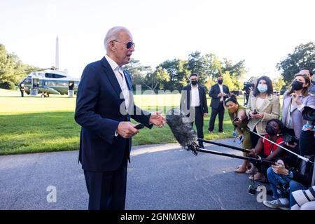 Washington, Usa. September 2021. US-Präsident Joe Biden beantwortet einige Fragen von Reportern, als er am 26. September 2021 aus dem Lager David in Washington, DC, USA, ins Weiße Haus zurückkehrt. Quelle: SIPA USA/Alamy Live News Stockfoto