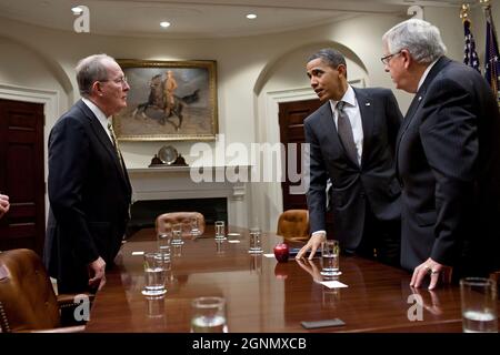 Präsident Barack Obama spricht mit Senator Lamar Alexander, Tennessee, links, Und Senator Mike Enzi, R-Wyo., rechts, nach einem Treffen mit Mitgliedern des Kongresses, um die Wiederautorisierung des Gesetzes über die Grundbildung und Sekundarbildung (ESEA), auch bekannt als No Child Left Behind, im Roosevelt Room des Weißen Hauses, 17. Februar 2011 zu diskutieren. (Offizielles Foto des Weißen Hauses von Pete Souza) Dieses offizielle Foto des Weißen Hauses wird nur zur Veröffentlichung durch Nachrichtenorganisationen und/oder zum persönlichen Druck durch die Betreffzeile(en) des Fotos zur Verfügung gestellt. Das Foto darf in keiner Weise manipuliert werden und m Stockfoto