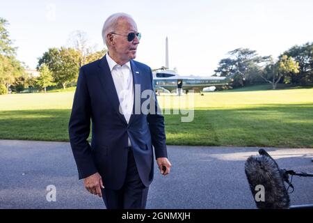 Washington, Usa. September 2021. US-Präsident Joe Biden beantwortet einige Fragen von Reportern, als er am 26. September 2021 aus dem Lager David in Washington, DC, USA, ins Weiße Haus zurückkehrt. Quelle: SIPA USA/Alamy Live News Stockfoto
