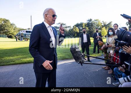 Washington, Usa. September 2021. US-Präsident Joe Biden beantwortet einige Fragen von Reportern, als er am 26. September 2021 aus dem Lager David in Washington, DC, USA, ins Weiße Haus zurückkehrt. Quelle: SIPA USA/Alamy Live News Stockfoto
