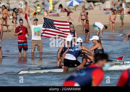 Lissabon, Portugal. September 2021. Fans jubeln, als Christopher Bak aus den Vereinigten Staaten am 26. September 2021 beim World Rowing Beach Sprint Finale 2021 am Strand von Torre in Oeiras, Portugal, antritt. (Bild: © Pedro Fiuza/ZUMA Press Wire) Stockfoto