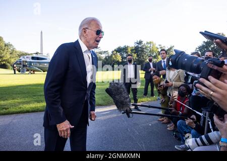 Washington, Usa. September 2021. US-Präsident Joe Biden beantwortet einige Fragen von Reportern, als er am 26. September 2021 aus dem Lager David in Washington, DC, USA, ins Weiße Haus zurückkehrt. Quelle: SIPA USA/Alamy Live News Stockfoto