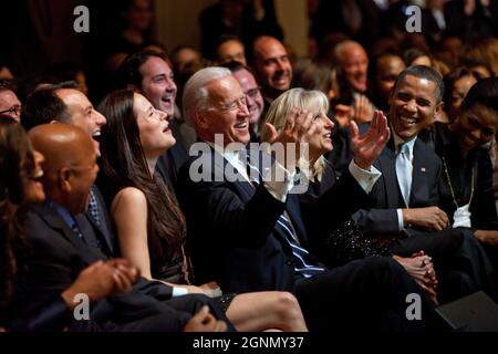 Vizepräsident Joe Biden, zusammen mit Tochter Ashley Biden, links, Frau Dr. Jill Biden, Präsident Barack Obama und First Lady Michelle Obama, reagieren auf einen Witz, den der Performer Jamie Foxx während des „The Motown Sound: In Performance at the White House“, ein Konzert zur Feier des Black History Month und des Vermächtnisses von Motown Records, im East Room des Weißen Hauses, 24. Februar 2011. (Offizielles Foto des Weißen Hauses von Pete Souza) Dieses offizielle Foto des Weißen Hauses wird nur zur Veröffentlichung durch Nachrichtenorganisationen und/oder zum persönlichen Druck durch die Betreffzeile(en) des Fotos zur Verfügung gestellt. Stockfoto