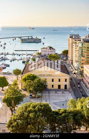 Draufsicht auf das berühmte Marktmodell, die All Saints Bucht und den Hafen in der Stadt Salvador, Bahia am späten Nachmittag Stockfoto