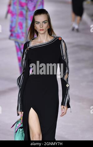 Mailand, Italien. September 2021. Model spaziert auf der Piste auf der Versace Fashion Show während der Frühjahr/Sommer 2022 Kollektionen Fashion Show auf der Milan Fashion Week in Mailand am 25. September 2021. (Foto von Jonas Gustavsson/Sipa USA) Quelle: SIPA USA/Alamy Live News Stockfoto