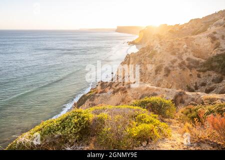 Atemberaubende Aussicht über Praia do Camilo in Lagos, Algarve Portugal während des Sonnenaufgangs. Felsen, Klippen und Formationen im Meer. Ein Naturschatz Stockfoto