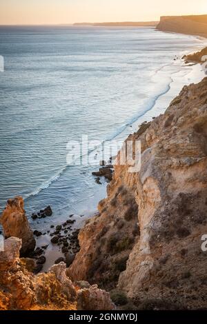 Atemberaubende Aussicht über Praia do Camilo in Lagos, Algarve Portugal während des Sonnenaufgangs. Felsen, Klippen und Formationen im Meer. Ein Naturschatz Stockfoto