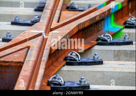 Weichen stellen: Bauarbeiten mit der Verlegung von Straßenbahnschienen. Stockfoto