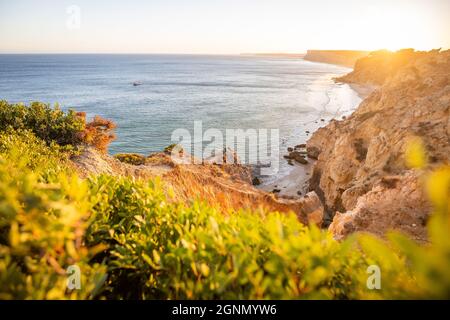 Atemberaubende Aussicht über Praia do Camilo in Lagos, Algarve Portugal während des Sonnenaufgangs. Felsen, Klippen und Formationen im Meer. Ein Naturschatz Stockfoto