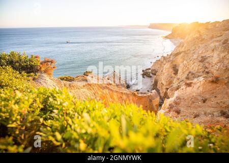 Atemberaubende Aussicht über Praia do Camilo in Lagos, Algarve Portugal während des Sonnenaufgangs. Felsen, Klippen und Formationen im Meer. Ein Naturschatz Stockfoto