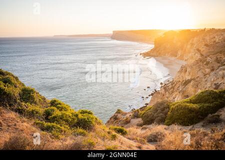 Atemberaubende Aussicht über Praia do Camilo in Lagos, Algarve Portugal während des Sonnenaufgangs. Felsen, Klippen und Formationen im Meer. Ein Naturschatz Stockfoto