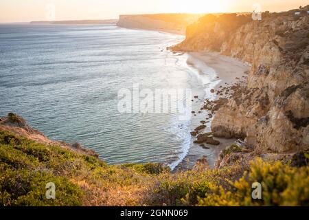 Atemberaubende Aussicht über Praia do Camilo in Lagos, Algarve Portugal während des Sonnenaufgangs. Felsen, Klippen und Formationen im Meer. Ein Naturschatz Stockfoto