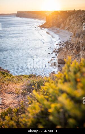 Atemberaubende Aussicht über Praia do Camilo in Lagos, Algarve Portugal während des Sonnenaufgangs. Felsen, Klippen und Formationen im Meer. Ein Naturschatz Stockfoto