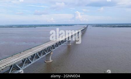 (210926) -- MUNSHIGANJ, 26. September 2021 (Xinhua) -- Luftfoto vom 27. August 2021 zeigt eine Ansicht des im Bau befindlichen Padma-Mehrzweckbrücke-Projekts in Munshiganj am Stadtrand von Dhaka, Bangladesch. Für Bangladeshis wird ein Traum wahr. Die Geschichte der Überquerung des mächtigen Padma-Flusses zwischen Dutzenden von Distrikten im Süden Bangladeschs und der Hauptstadt Dhaka nur mit Fähren oder Booten wird ein Ende haben. Die Mega-Mehrzweck-Straßenbahnbrücke, die als „Dream Padma Bridge“ von Bangladesch bezeichnet wird, steht kurz vor der Fertigstellung, nachdem die Arbeiter Tonnen überholten Hürden, einschließlich der Herausforderungen, die durch die gebracht werden Stockfoto