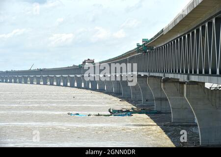 (210926) -- MUNSHIGANJ, 26. September 2021 (Xinhua) -- das Foto vom 12. September 2021 zeigt eine Ansicht des im Bau befindlichen Padma-Mehrzweckbrücke-Projekts in Munshiganj am Stadtrand von Dhaka, Bangladesch. Für Bangladeshis wird ein Traum wahr. Die Geschichte der Überquerung des mächtigen Padma-Flusses zwischen Dutzenden von Distrikten im Süden Bangladeschs und der Hauptstadt Dhaka nur mit Fähren oder Booten wird ein Ende haben. Die Mega-Mehrzweck-Straßenbahnbrücke, die als „Dream Padma Bridge“ von Bangladesch bezeichnet wird, steht kurz vor der Fertigstellung, nachdem die Arbeiter Tonnen überholten Hürden, einschließlich der Herausforderungen durch den COVID Stockfoto