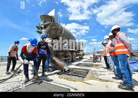 (210926) -- MUNSHIGANJ, 26. September 2021 (Xinhua) -- am 12. September 2021 arbeiten Menschen auf einer Baustelle des Mehrzweckbrückenprojekts Padma in Munshiganj am Stadtrand von Dhaka, Bangladesch. Für Bangladeshis wird ein Traum wahr. Die Geschichte der Überquerung des mächtigen Padma-Flusses zwischen Dutzenden von Distrikten im Süden Bangladeschs und der Hauptstadt Dhaka nur mit Fähren oder Booten wird ein Ende haben. Die Mega-Mehrzweck-Straßenbahnbrücke, die als „Dream Padma Bridge“ von Bangladesch bezeichnet wird, steht kurz vor der Fertigstellung, nachdem die Arbeiter Tonnen überholten Hürden, einschließlich der Herausforderungen, die durch die COVID-19 pand Stockfoto