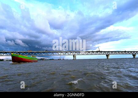 (210926) -- MUNSHIGANJ, 26. September 2021 (Xinhua) -- das Foto vom 12. September 2021 zeigt eine Ansicht des im Bau befindlichen Padma-Mehrzweckbrücke-Projekts in Munshiganj am Stadtrand von Dhaka, Bangladesch. Für Bangladeshis wird ein Traum wahr. Die Geschichte der Überquerung des mächtigen Padma-Flusses zwischen Dutzenden von Distrikten im Süden Bangladeschs und der Hauptstadt Dhaka nur mit Fähren oder Booten wird ein Ende haben. Die Mega-Mehrzweck-Straßenbahnbrücke, die als „Dream Padma Bridge“ von Bangladesch bezeichnet wird, steht kurz vor der Fertigstellung, nachdem die Arbeiter Tonnen überholten Hürden, einschließlich der Herausforderungen durch den COVID Stockfoto