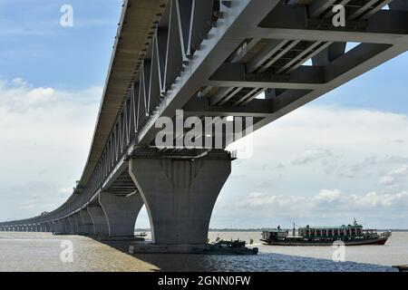 (210926) -- MUNSHIGANJ, 26. September 2021 (Xinhua) -- das Foto vom 12. September 2021 zeigt eine Ansicht des im Bau befindlichen Padma-Mehrzweckbrücke-Projekts in Munshiganj am Stadtrand von Dhaka, Bangladesch. Für Bangladeshis wird ein Traum wahr. Die Geschichte der Überquerung des mächtigen Padma-Flusses zwischen Dutzenden von Distrikten im Süden Bangladeschs und der Hauptstadt Dhaka nur mit Fähren oder Booten wird ein Ende haben. Die Mega-Mehrzweck-Straßenbahnbrücke, die als „Dream Padma Bridge“ von Bangladesch bezeichnet wird, steht kurz vor der Fertigstellung, nachdem die Arbeiter Tonnen überholten Hürden, einschließlich der Herausforderungen durch den COVID Stockfoto