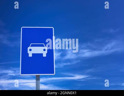 Detail eines Hinweisschilds über dem Autobahneingang über einem blauen Himmel Stockfoto