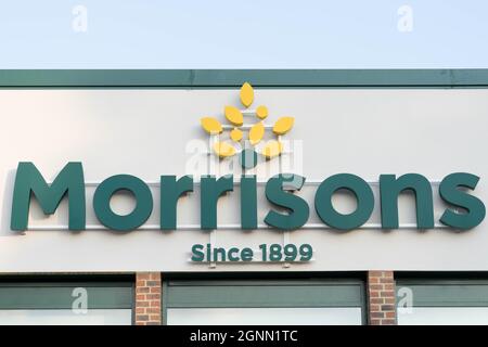 Morrisons seit 1899 Logo und dessen Markenname auf der Außenseite der Ladenwand über den Fenstern, Sidcup Kent England Stockfoto